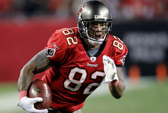 TAMPA, FL - DECEMBER 26:  Tight end Kellen Winslow #81 of the Tampa Bay Buccaneers runs after a catch against the Seattle Seahawks during the game at Raymond James Stadium on December 26, 2010 in Tampa, Florida.  (Photo by J. Meric/Getty Images)