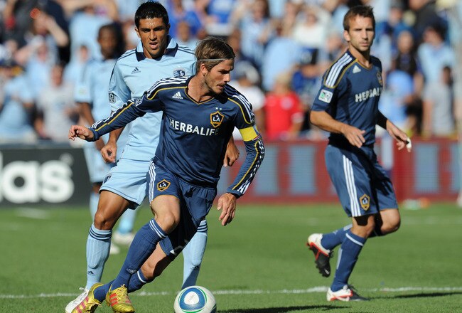 KANSAS CITY, KS - SEPTEMBER 05:  Midfielder David Beckham #23 of the Los Angeles Galaxy moves the ball up field against Sporting Kansas City during the first half on September 5, 2011 at LiveStrong Sporting Park in Kansas City, Kansas.  (Photo by Peter Aiken/Getty Images)
