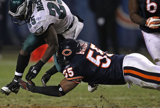 CHICAGO - NOVEMBER 28: Lance Briggs #55 of the Chicago Bears tackles  LeSean McCoy #25 of the Philadelphia Eagles at Soldier Field on November 28, 2010 in Chicago, Illinois. The Bears defeated the Eagles 31-26. (Photo by Jonathan Daniel/Getty Images)