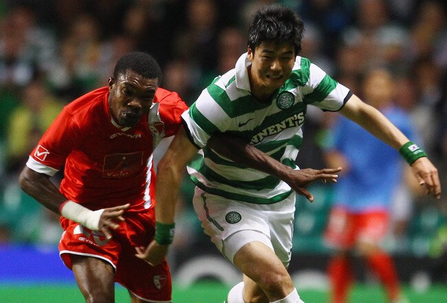 GLASGOW, SCOTLAND - AUGUST 18: Ki Sung Yeung of Celtic is tackled by Geoffray Serey Die of FC Sion during the UEFA Europa League qualifying round, first leg match between Celtic and FC Sion at Celtic Park on August 18, 2011 in Glasgow, Scotland.  (Photo by Jeff J Mitchell/Getty Images)