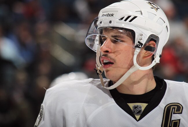 UNIONDALE, NY - DECEMBER 29:  Sidney Crosby #87 of the Pittsburgh Penguins skates against the New York Islanders at the Nassau Coliseum on December 29, 2010 in Uniondale, New York.  (Photo by Bruce Bennett/Getty Images)