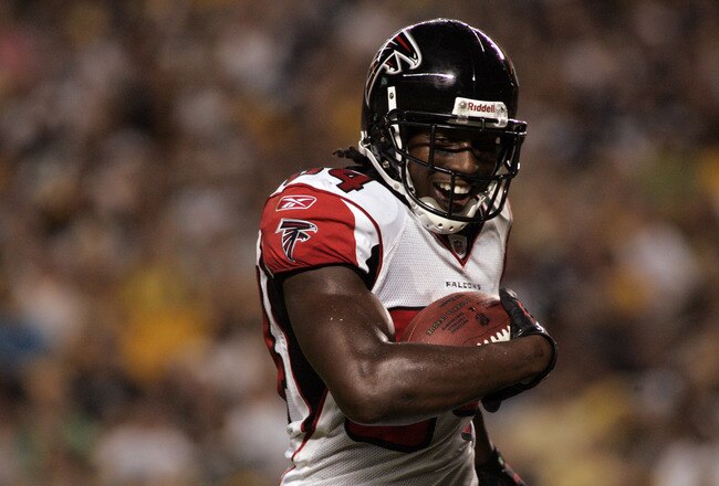 PITTSBURGH, PA - AUGUST 27:  Roddy White #84 of the Atlanta Falcons celerbates his touchdown against the Pittsburgh Steelers during a pre-season game on August 27, 2011 at Heinz Field in Pittsburgh, Pennsylvania.  (Photo by Justin K. Aller/Getty Images)