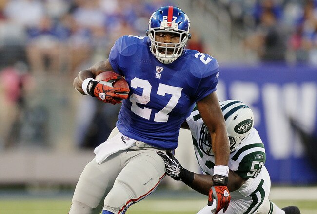 EAST RUTHERFORD, NJ - AUGUST 29:  Brandon Jacobs #27 of the New York Giants runs the ball against the New York Jets during their pre season game on August 29, 2011 at MetLife Stadium in East Rutherford, New Jersey.  (Photo by Jim McIsaac/Getty Images)