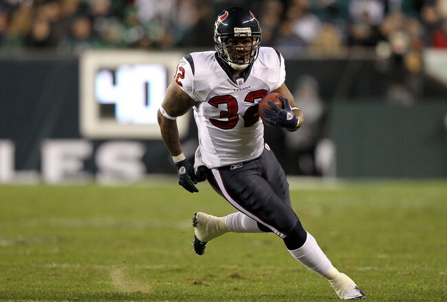 PHILADELPHIA, PA - DECEMBER 02:  Derrick Ward #32 of the Houston Texans runs the ball against the Philadelphia Eagles at Lincoln Financial Field on December 2, 2010 in Philadelphia, Pennsylvania. The Eagles won 34-24.  (Photo by Al Bello/Getty Images)