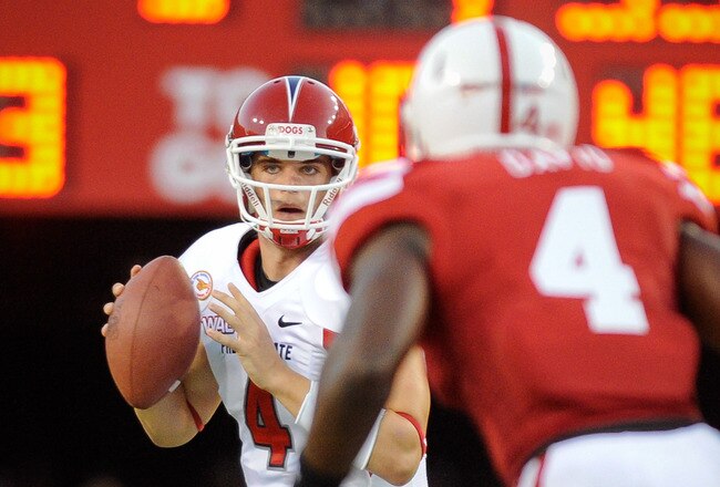 LINCOLN, NE - SEPTEMBER 10: Derek Carr #4 of the Fresno State Bulldogs scans downfield against the Nebraska Cornhuskers during their game at Memorial Stadium September 10, 2011 in Lincoln, Nebraska.  (Photo by Eric Francis/Getty Images)