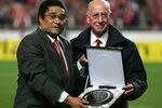 LISBON, PORTUGAL - DECEMBER 07:  Bobby Charlton makes a presentation to Eusebio at half-time of the UEFA Champions League group D match between Benfica and Manchester United at the Stadium of Light on December 7, 2005 in Lisbon, Portugal.  (Photo by Mike Hewitt/Getty Images)