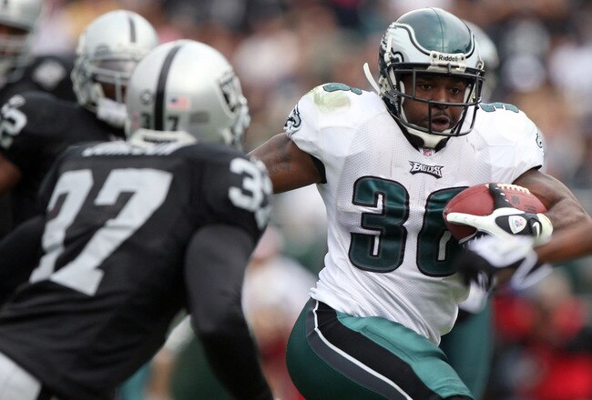 OAKLAND, CA - OCTOBER 18:  Brian Westbrook #36 of the Philadelphia Eagles runs against the Oakland Raiders during an NFL game at the Oakland-Alameda County Coliseum on October 18, 2009 in Oakland, California.  (Photo by Jed Jacobsohn/Getty Images)