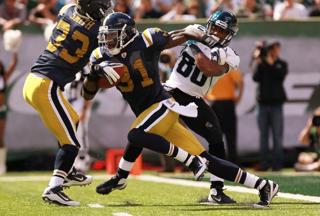 EAST RUTHERFORD, NJ - SEPTEMBER 18: Antonio Cromartie #31 of the New York Jets returns a second quarter interception against the Jacksonville Jaguars at MetLife Stadium on September 18, 2011 in East Rutherford, New Jersey.  (Photo by Nick Laham/Getty Images)