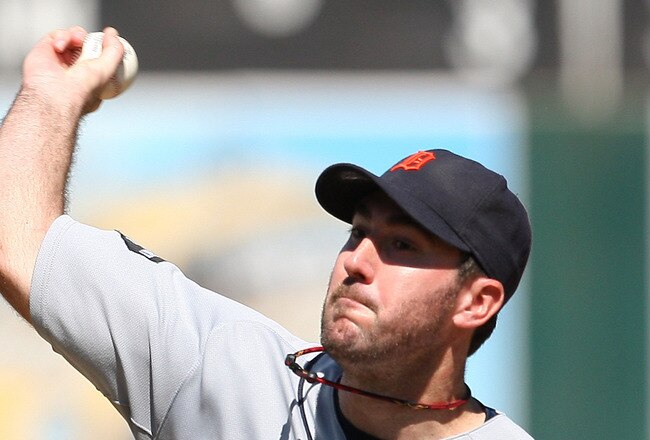 OAKLAND, CA - SEPTEMBER 18: Justin Verlander #35 of the Detroit Tigers pitches against the Oakland Athletics at O.co Coliseum on September 18, 2011 in Oakland, California.  (Photo by Tony Medina/Getty Images)