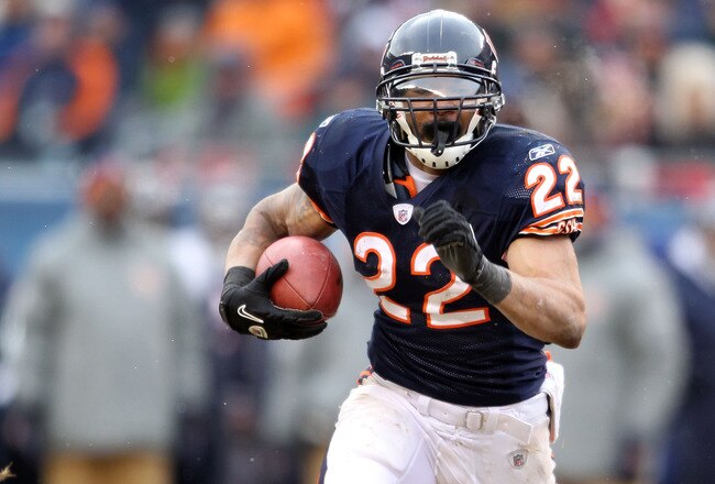CHICAGO, IL - JANUARY 16:  Matt Forte #22 of the Chicago Bears runs the ball against the Seattle Seahawks in the 2011 NFC divisional playoff game at Soldier Field on January 16, 2011 in Chicago, Illinois.  (Photo by Andy Lyons/Getty Images)