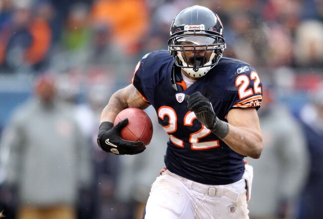 CHICAGO, IL - JANUARY 16:  Matt Forte #22 of the Chicago Bears runs the ball against the Seattle Seahawks in the 2011 NFC divisional playoff game at Soldier Field on January 16, 2011 in Chicago, Illinois.  (Photo by Andy Lyons/Getty Images)
