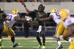 ARLINGTON, TX - SEPTEMBER 03:  Darron Thomas #5 of the Oregon Ducks throws against the LSU Tigers at Cowboys Stadium on September 3, 2011 in Arlington, Texas.  (Photo by Ronald Martinez/Getty Images)