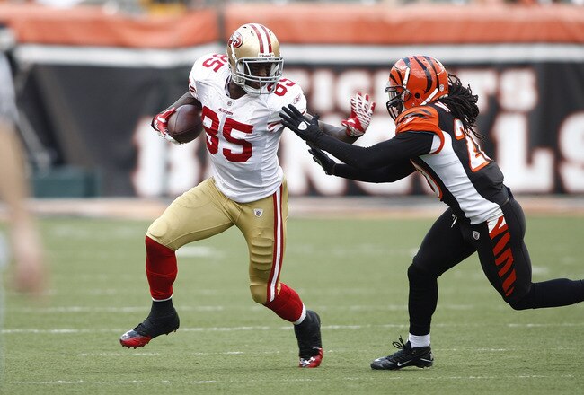 CINCINNATI, OH - SEPTEMBER 25:  Vernon Davis #85 of the San Francisco 49ers runs up field against Reggie Nelson #20 of the Cincinnati Bengals during their game on September 25, 2011 at Paul Brown Stadium in Cincinnati, Ohio.  The 49ers defeated the Bengals 13-8.  (Photo by John Grieshop/Getty Images)