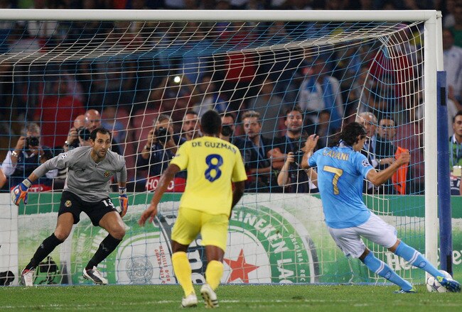 NAPLES, ITALY - SEPTEMBER 27:  Edinson Cavani (R) of SSC Napoli scores a goal from the penalty spot during the UEFA Champions League Group A match between SSC Napoli and Villarreal CF at Stadio San Paolo on September 27, 2011 in Naples, Italy.  (Photo by Paolo Bruno/Getty Images)