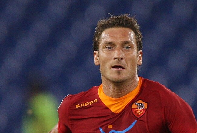 ROME, ITALY - SEPTEMBER 22: Francesco Totti of AS Roma in action during the Serie A match between AS Roma and AC Siena at Stadio Olimpico on September 22, 2011 in Rome, Italy.  (Photo by Paolo Bruno/Getty Images)