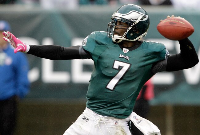 PHILADELPHIA, PA - OCTOBER 02: Quarterback  Michael Vick #7 of the Philadelphia Eagles throws a pass against the San Francisco 49ers during the second half at Lincoln Financial Field on October 2, 2011 in Philadelphia, Pennsylvania.  The 49ers defeated the Eagles 24-23. (Photo by Rob Carr/Getty Images)