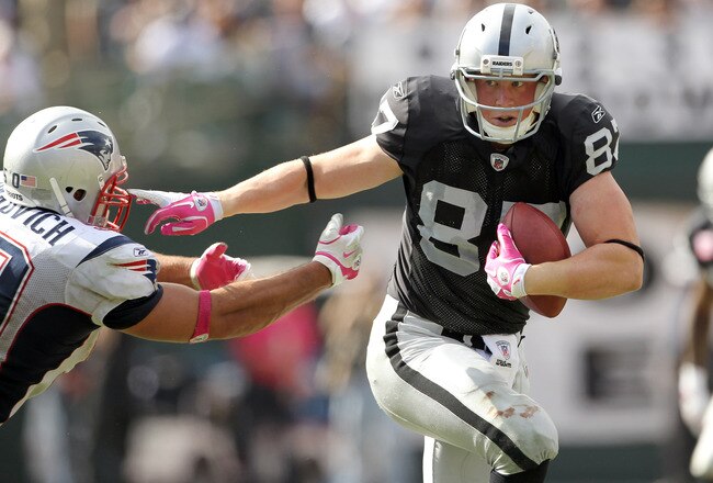 OAKLAND, CA - OCTOBER 02:  Kevin Boss #87 of the Oakland Raiders in action against the New England Patriots at O.co Coliseum on October 2, 2011 in Oakland, California.  (Photo by Ezra Shaw/Getty Images)