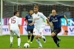 MILAN, ITALY - SEPTEMBER 17:  Daniele De Rossi of AS Roma controls the ball during the Serie A match between FC Internazionale Milano and AS Roma at Stadio Giuseppe Meazza on September 17, 2011 in Milan, Italy.  (Photo by Claudio Villa/Getty Images)