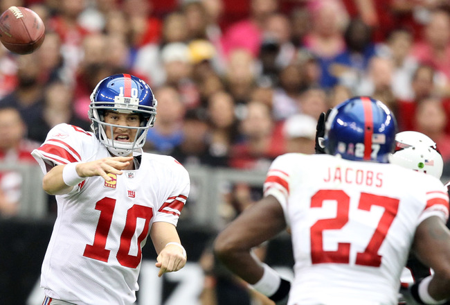 GLENDALE, AZ - OCTOBER 02:   Eli Manning #10 of the New York Giants passes to Brandon Jacobs #27 against the Arizona Cardinals at University of Phoenix Stadium on October 2, 2011 in Glendale, Arizona.  (Photo by Christian Petersen/Getty Images)