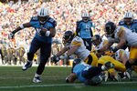 NASHVILLE, TN - DECEMBER 21:  LenDale White #25 of the Tennessee Titans runs for a touchdown against the Pittsburgh Steelers during their game on December 21, 2008 at LP Field in Nashville, Tennessee.  (Photo by Streeter Lecka/Getty Images)