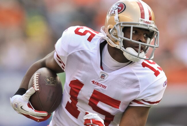 CINCINNATI, OH - SEPTEMBER 25:  Michael Crabtree #15 of the San Francisco 49ers runs with the ball after making a catch against the Cincinnati Bengals at Paul Brown Stadium on September 25, 2011 in Cincinnati, Ohio.  (Photo by Jamie Sabau/Getty Images)