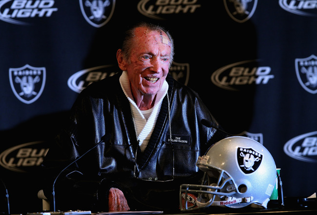 ALAMEDA, CA - JANUARY 18:  Oakland Raiders owner Al Davis speaks during a press conference on January 18, 2011 in Alameda, California. Hue Jackson was introduced as the new coach of the Oakland Raiders, replacing the fired Tom Cable.  (Photo by Justin Sullivan/Getty Images)