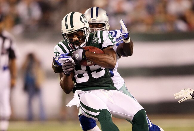 EAST RUTHERFORD, NJ - SEPTEMBER 11:  Derrick Mason #85 of the New York Jets makes a recpetion against the Dallas Cowboys during their NFL Season Opening Game at MetLife Stadium on September 11, 2011 in East Rutherford, New Jersey.  (Photo by Elsa/Getty Images)