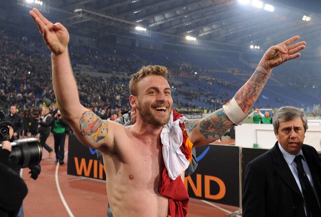 ROME, ITALY - JANUARY 19:  Daniele De Rossi of Roma celebrates the victory after the Tim Cup match between Roma and Lazio at Stadio Olimpico on January 19, 2011 in Rome, Italy.  (Photo by Giuseppe Bellini/Getty Images)