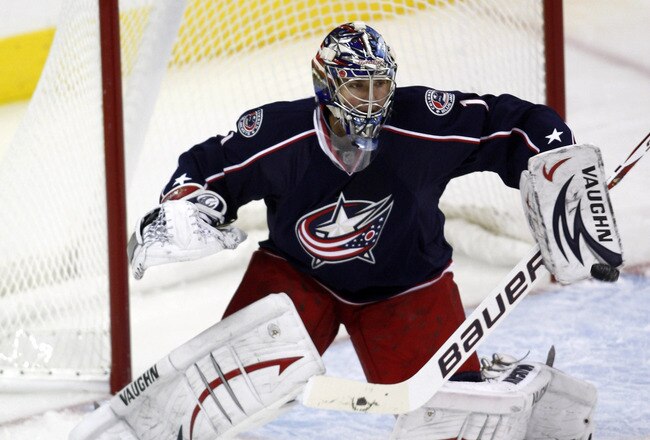 COLUMBUS, OH - OCTOBER 18:  Goalie Steve Mason #1 of the Columbus Blue Jackets makes the save during the game against the Dallas Stars at Nationwide Arena on October 18, 2011 in Columbus, Ohio.  The Stars defeated Blue Jackets 3-2.  (Photo by John Grieshop/Getty Images)