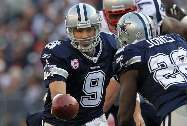 FOXBORO, MA - OCTOBER 16:  Tony Romo #9 of the Dallas Cowboys hands the ball to Felix Jones #28 of the Dallas Cowboys against the New England Patriots in the second half at Gillette Stadium on October 16, 2011 in Foxboro, Massachusetts. (Photo by Jim Rogash/Getty Images)