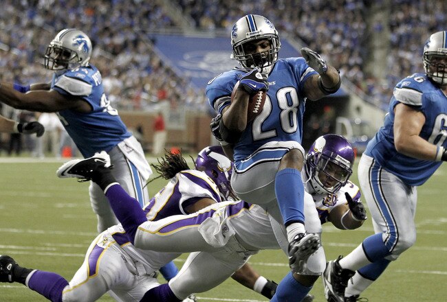 DETROIT, MI - JANUARY 02:  Maurice Morris #28 of the Detroit Lions gets in for a fouth quarter touchdown in front of Jamarca Sanford #33 of the Minnesota Vikings at Ford Field on January 2, 2011 in Detroit, Michigan. Detroit won the game 20-13. (Photo by Gregory Shamus/Getty Images)