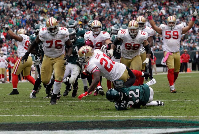 PHILADELPHIA, PA - OCTOBER 02:  Frank Gore #21 of the San Francisco 49ers scores a touchdown while being tackled by Asante Samuel #22 of the Philadelphia Eagles during the second half at Lincoln Financial Field on October 2, 2011 in Philadelphia, Pennsylvania. The 49ers won 24-23.   (Photo by Rob Carr/Getty Images)