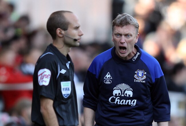 LONDON, ENGLAND - OCTOBER 23:  David Moyes of Everton reacts to the linesman during the Barclays Premier League match between Fulham and Everton at Craven Cottage on October 23, 2011 in London, England.  (Photo by Clive Rose/Getty Images)