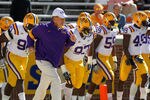 KNOXVILLE, TN - OCTOBER 15:  Head coach Les Miles of the LSU Tigers against the Tennessee Volunteers at Neyland Stadium on October 15, 2011 in Knoxville, Tennessee.  (Photo by Kevin C. Cox/Getty Images)