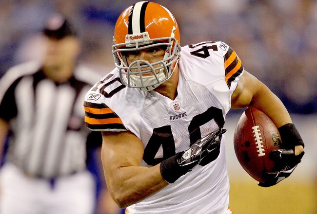 INDIANAPOLIS, IN - SEPTEMBER 18:  Peyton Hillis #40 of the Cleveland Browns carries the ball against the Indianapolis Colts at Lucas Oil Stadium on September 18, 2011 in Indianapolis, Indiana.  (Photo by Matthew Stockman/Getty Images)