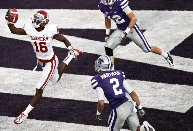 MANHATTAN, KS - OCTOBER 29:  Jaz Reynolds #16 of the Oklahoma Sooners snags an 8-yard touchdown pass past Tysyn Hartman #2 and Ty Zimmerman #12 of the Kansas State Wildcats in the third quarter at Bill Snyder Family Stadium on October 29, 2011 in Manhattan, Kansas. Oklahoma won 58-17. (Photo by Ed Zurga/Getty Images)