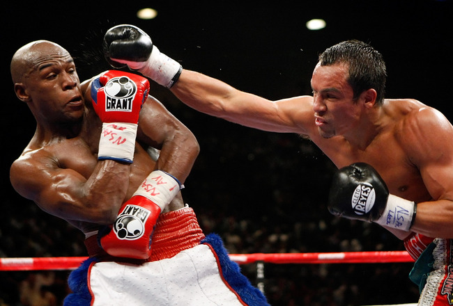 LAS VEGAS - SEPTEMBER 19:  Floyd Mayweather Jr. (L) 
dodges a punch from Juan Manuel Marquez in the fifth round of their 
fight at the MGM Grand Garden Arena September 19, 2009 in Las Vegas, 
Nevada. Mayweather won by unanimous decision.  (Photo by Ethan 
Miller/Getty Images)