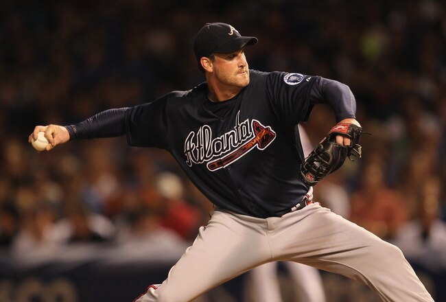 CHICAGO, IL - AUGUST 24:  Starting pitcher Derek Lowe #32 of the Atlanta Braves delivers the ball against the Chicago Cubs at Wrigley Field on August 24, 2011 in Chicago, Illinois. The Cubs defeated the Braves 3-2. (Photo by Jonathan Daniel/Getty Images)