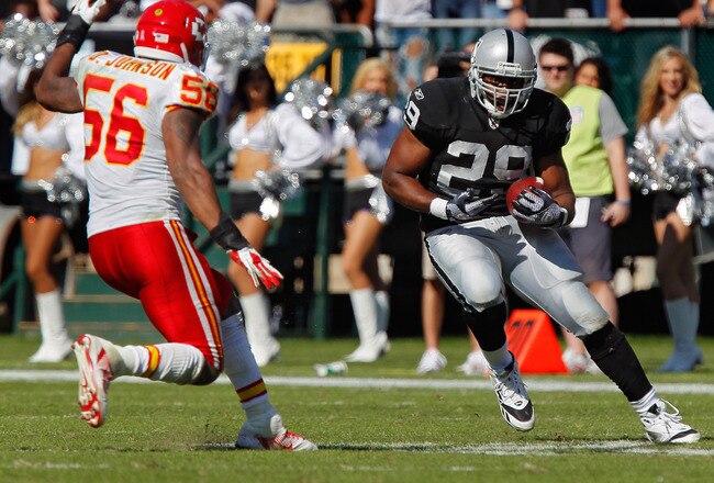 OAKLAND, CA - OCTOBER 23: Running back Michael Bush #29 of the Oakland Raiders looks for an opening against the Kansas City Chiefs on October 23, 2011 at O.co Coliseum in Oakland, California. The Chiefs won 28-0. (Photo by Brian Bahr/Getty Images)