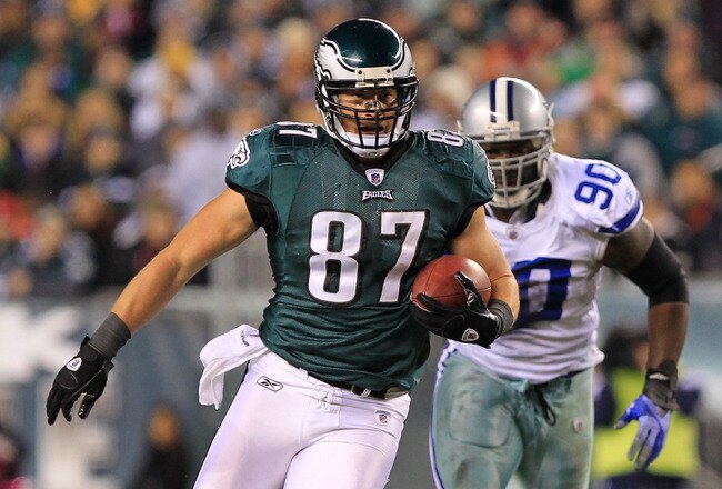 PHILADELPHIA, PA - OCTOBER 30:  Brent Celek #87 of the Philadelphia Eagles runs the ball against Jay Ratliff #90 of the Dallas Cowboys at Lincoln Financial Field on October 30, 2011 in Philadelphia, Pennsylvania.  (Photo by Chris Trotman/Getty Images)