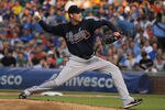 CHICAGO, IL - AUGUST 24: Starting pitcher Derek Lowe #32 of the Atlanta Braves delivers the ball against the Chicago Cubs at Wrigley Field on August 24, 2011 in Chicago, Illinois. (Photo by Jonathan Daniel/Getty Images)