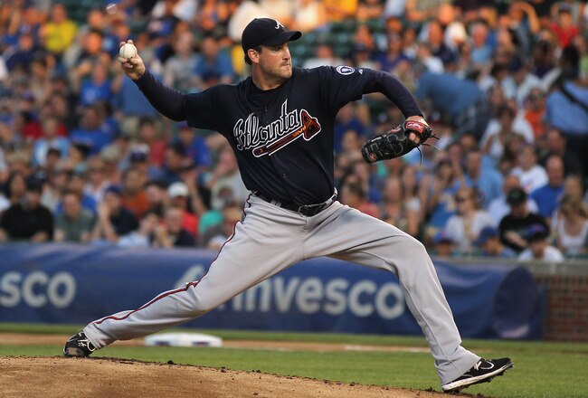 CHICAGO, IL - AUGUST 24: Starting pitcher Derek Lowe #32 of the Atlanta Braves delivers the ball against the Chicago Cubs at Wrigley Field on August 24, 2011 in Chicago, Illinois. (Photo by Jonathan Daniel/Getty Images)
