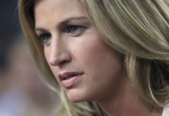 ARLINGTON, TX - SEPTEMBER 03:  Sideline reporter Erin Andrews during a game between the Oregon Ducks and the LSU Tigers at Cowboys Stadium on September 3, 2011 in Arlington, Texas.  (Photo by Ronald Martinez/Getty Images)