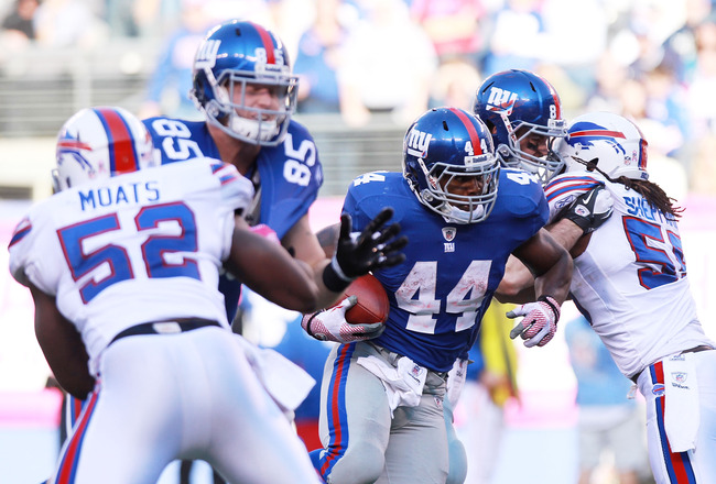 EAST RUTHERFORD, NJ - OCTOBER 16:  Ahmad Bradshaw #44 of the New York Giants rushes against the Buffalo Bills at MetLife Stadium on October 16, 2011 in East Rutherford, New Jersey.  (Photo by Nick Laham/Getty Images)