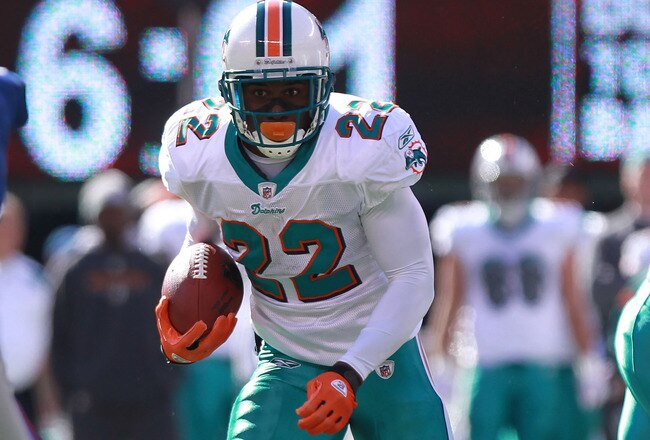 EAST RUTHERFORD, NJ - OCTOBER 30:  Reggie Bush #22 of the Miami Dolphins rushes against the New York Giants at MetLife Stadium on October 30, 2011 in East Rutherford, New Jersey.  (Photo by Nick Laham/Getty Images)