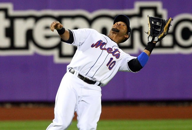 NEW YORK - JUNE 27:  Gary Sheffield #10 of the New York Mets makes a catch against the New York Yankees on June 27, 2009 at Citi Field in the Flushing neighborhood of the Queens borough of New York City.  (Photo by Jim McIsaac/Getty Images)