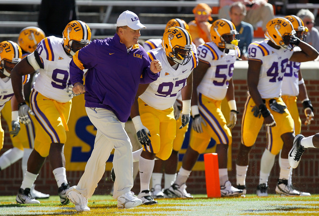 KNOXVILLE, TN - OCTOBER 15:  Head coach Les Miles of the LSU Tigers against the Tennessee Volunteers at Neyland Stadium on October 15, 2011 in Knoxville, Tennessee.  (Photo by Kevin C. Cox/Getty Images)