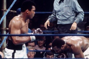 1974:  MUHAMMAD ALI OUTPOINTS JOE FRAZIER IN NEW YORK. Mandatory Credit: Allsport UK/ALLSPORT