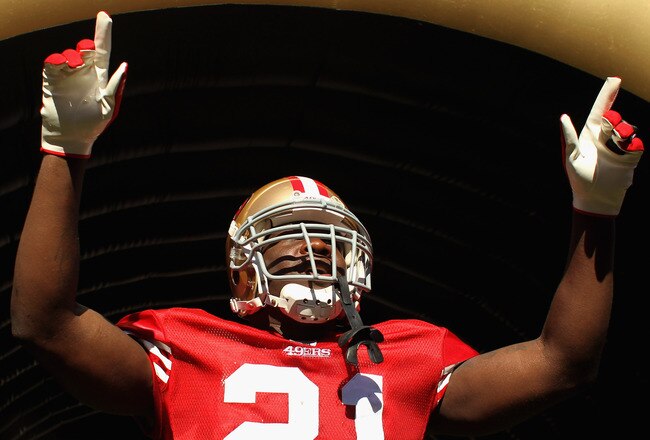 SAN FRANCISCO, CA - OCTOBER 30:   Frank Gore #21 of the San Francisco 49ers points to the crowd before running onto the field for their game against the Cleveland Browns at Candlestick Park on October 30, 2011 in San Francisco, California.  (Photo by Ezra Shaw/Getty Images)