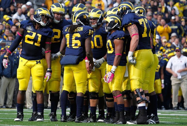 ANN ARBOR, MI - OCTOBER 29: Denard Robinson #16 of the Michigan Wolverines talks to his teammates in the huddle while playing the Purdue Boilermakers at Michigan Stadium on October 29, 2011 in Ann Arbor, Michigan. Michigan won the game 36-14. (Photo by Gregory Shamus/Getty Images)